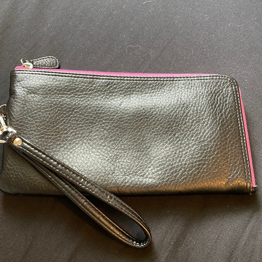 Buxton leather wristlet